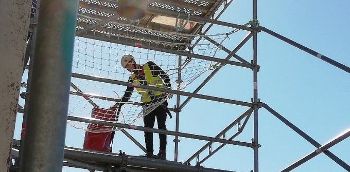 Monteur et vérificateur de filets en grandes nappes